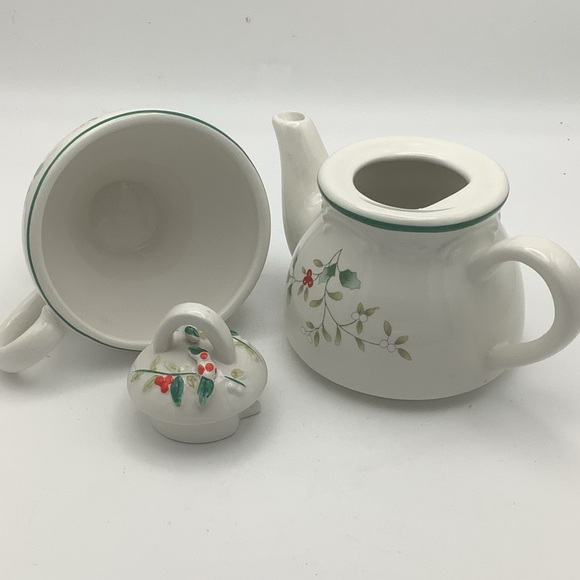 Pfaltzgraff Winterberry Teapot and Cup for One with Holly Accents - Picture 7 of 11